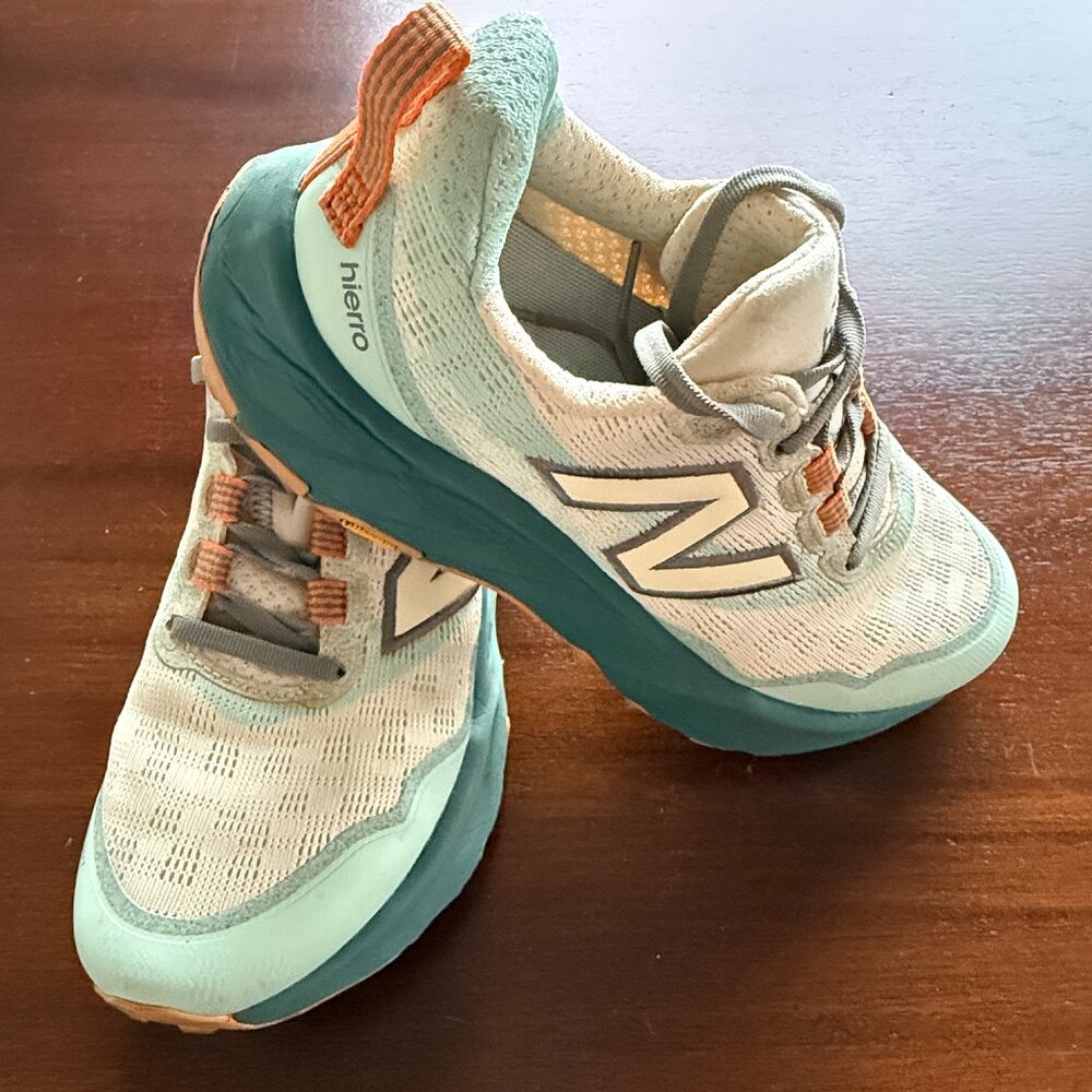 Women's New Balance Hierro 9 trail shoe - size 8 green/cream (Calcium/Juniper)